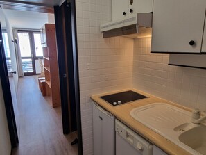 Kjøleskap, mikrobølgeovn, oppvaskmaskin og kaffetrakter/tekoker