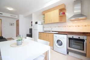 Een koelkast, een microgolfoven, een oven
