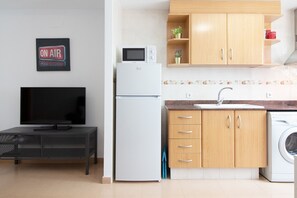 Kühlschrank, Mikrowelle, Ofen, Wasserkocher mit Kaffee-/Teezubehör