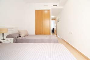 1 slaapkamer, een strijkplank/strijkijzer, wifi (toeslag), beddengoed