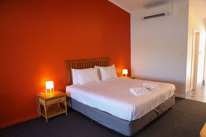 Kahden hengen deluxe-huone | Silitysrauta/-lauta, vuodevaatteet