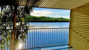 Terrace/patio - De Lago Resort (Lake Bennett)