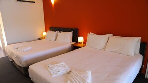 Deluxe Twin Room | Iron/ironing board, bed sheets - De Lago Resort (Lake Bennett)