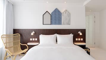 ملاءات للفراش لا تسبب الحساسية وخزنة داخل الغرفة ومكتب