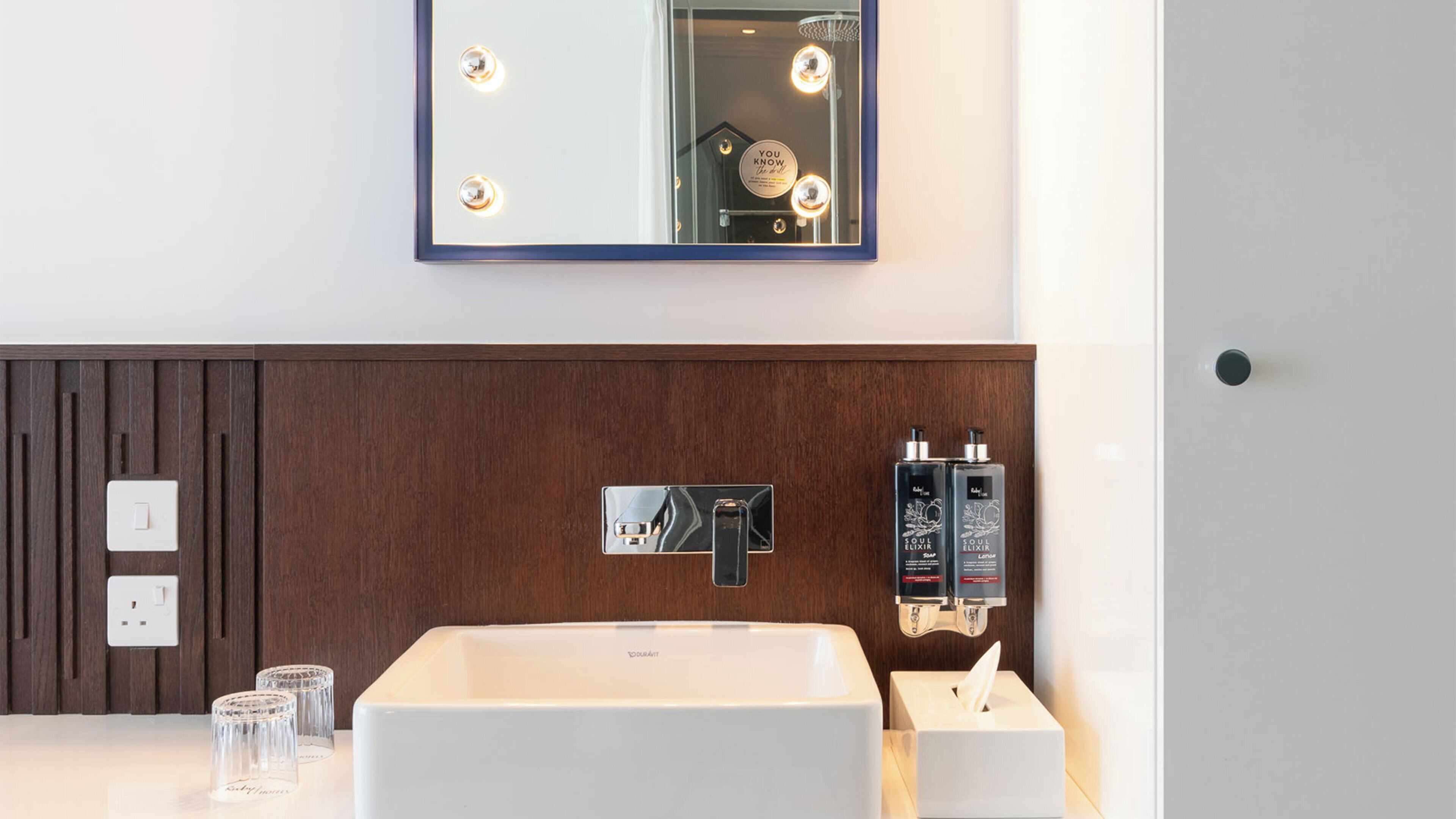 ملاءات للفراش لا تسبب الحساسية وخزنة داخل الغرفة ومكتب