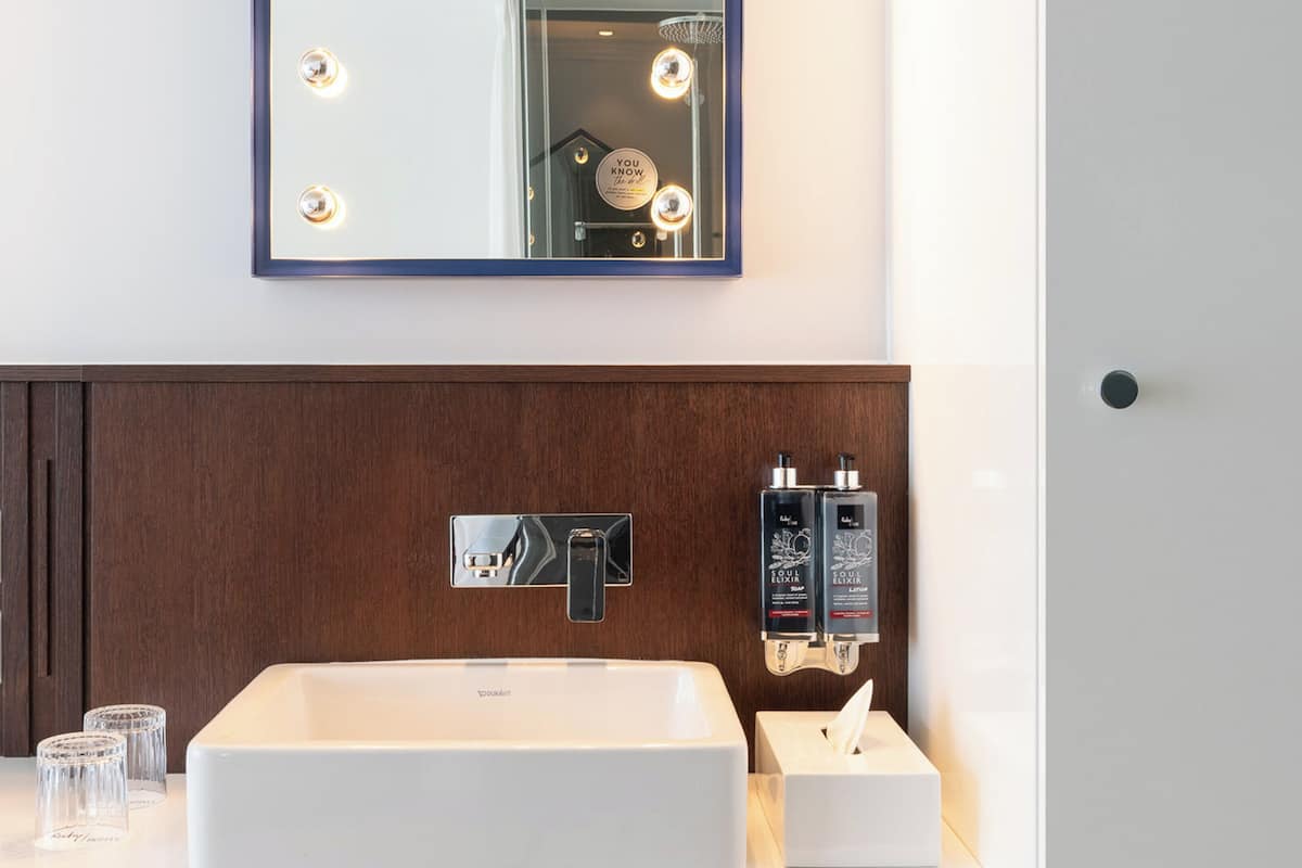 ملاءات للفراش لا تسبب الحساسية وخزنة داخل الغرفة ومكتب