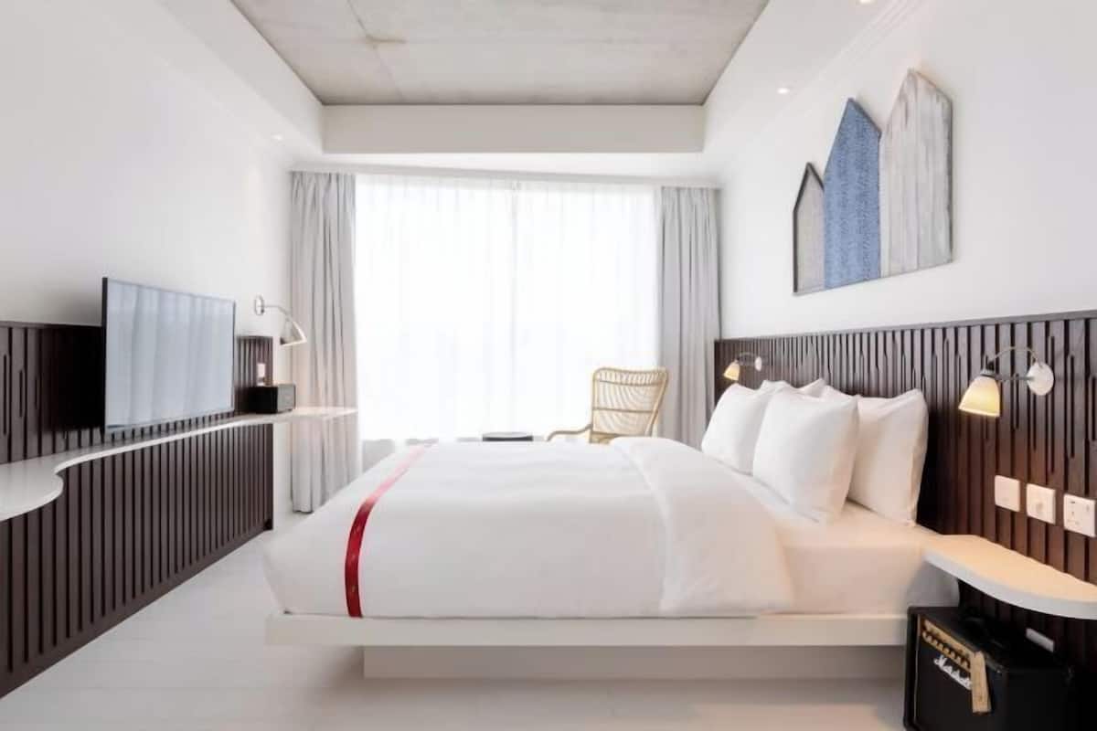 Ropa de cama hipoalergénica y caja de seguridad en la habitación