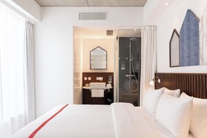 Zimmer (Nest) | Badezimmer | Dusche, Regendusche, umweltfreundliche Kosmetikartikel, Haartrockner