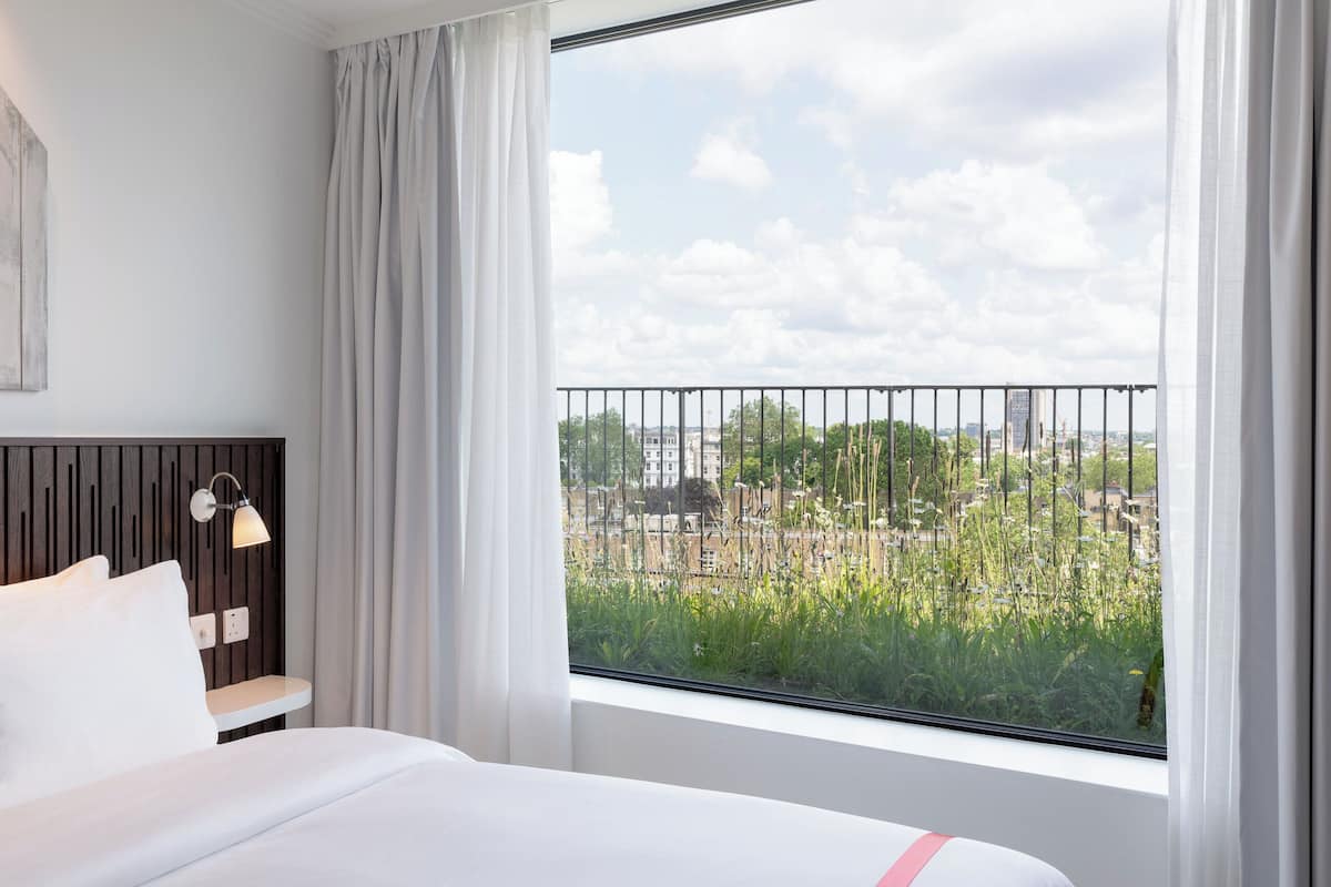 Hypo-allergenic bedding, in-room safe, desk, laptop workspace