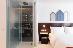 Shower, rainfall showerhead, eco-friendly toiletries, hair dryer - Ruby Zoe Hotel London by IHG (London)