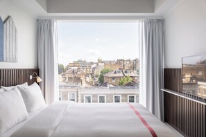 Hypo-allergenic bedding, in-room safe, desk, laptop workspace - Ruby Zoe Hotel London by IHG (London)