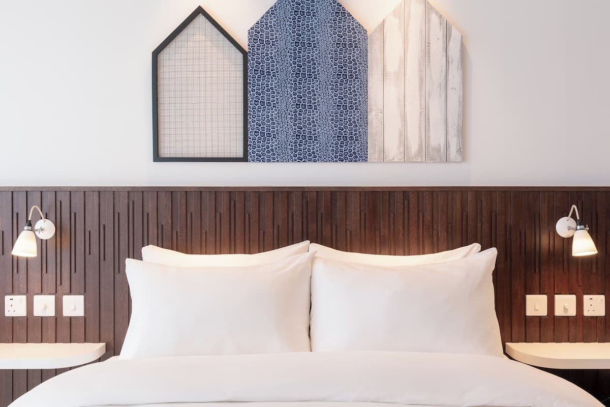 ملاءات للفراش لا تسبب الحساسية وخزنة داخل الغرفة ومكتب