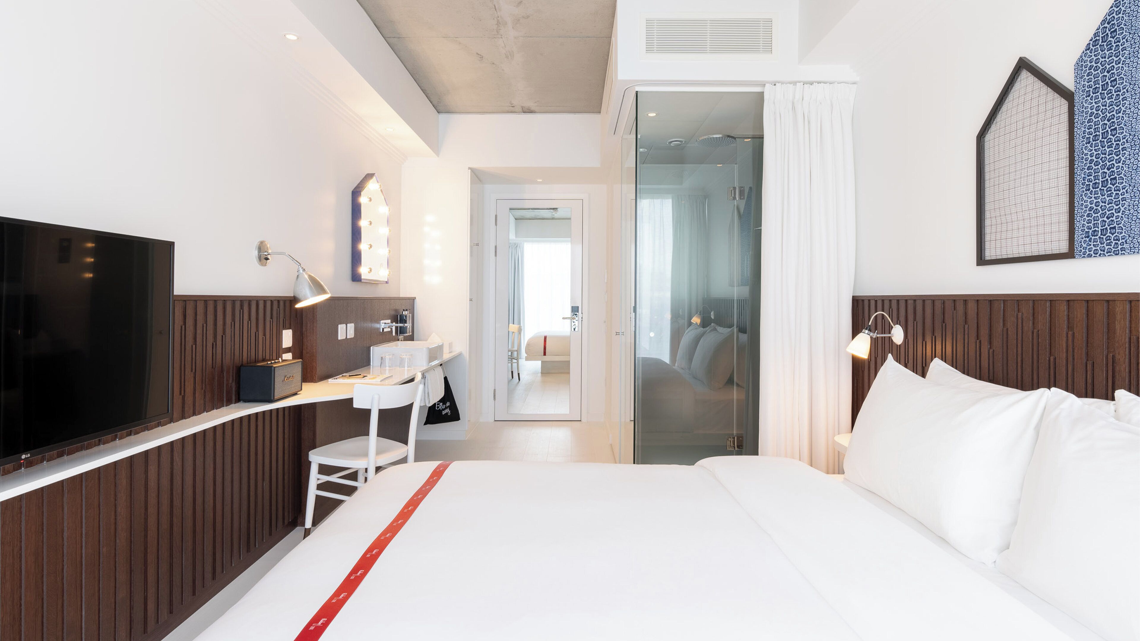 Roupas de cama antialérgicas, cofres nos quartos, escrivaninha