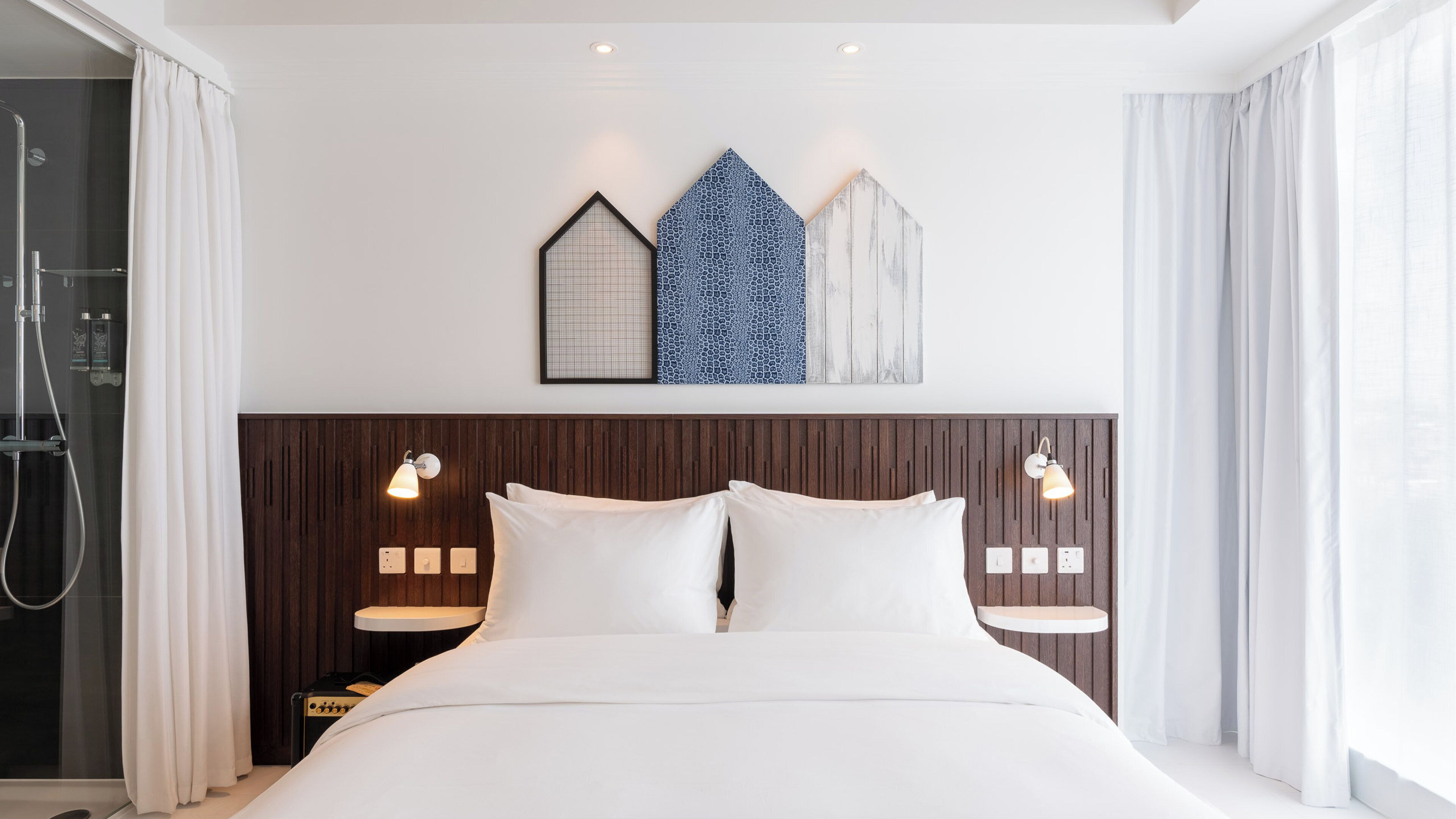 ملاءات للفراش لا تسبب الحساسية وخزنة داخل الغرفة ومكتب