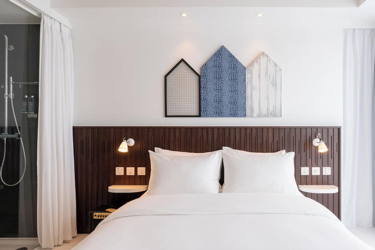 ملاءات للفراش لا تسبب الحساسية وخزنة داخل الغرفة ومكتب