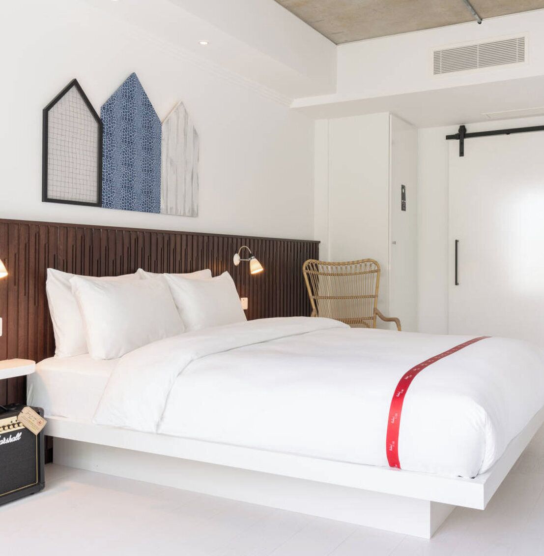 ملاءات للفراش لا تسبب الحساسية وخزنة داخل الغرفة ومكتب