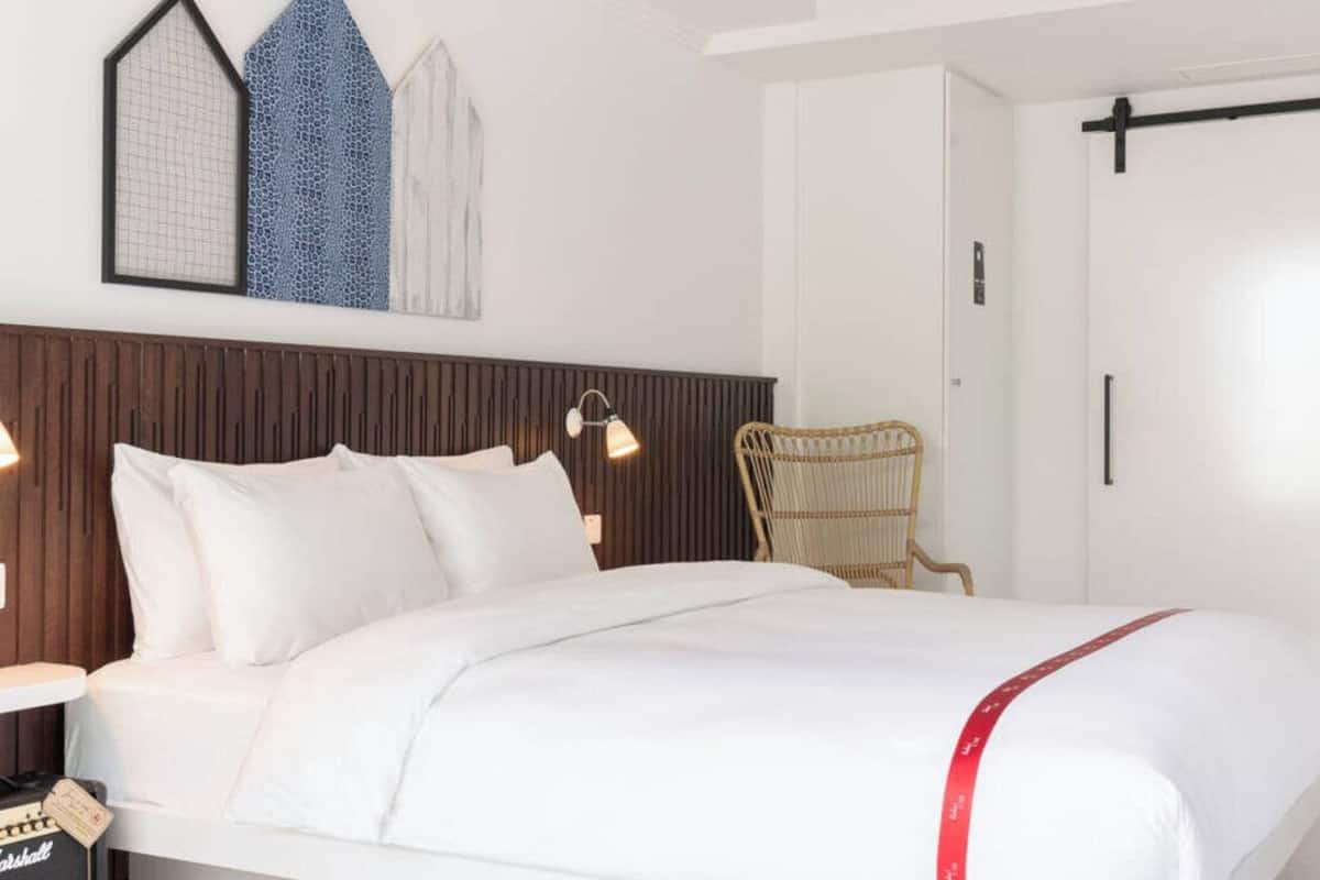 ملاءات للفراش لا تسبب الحساسية وخزنة داخل الغرفة ومكتب