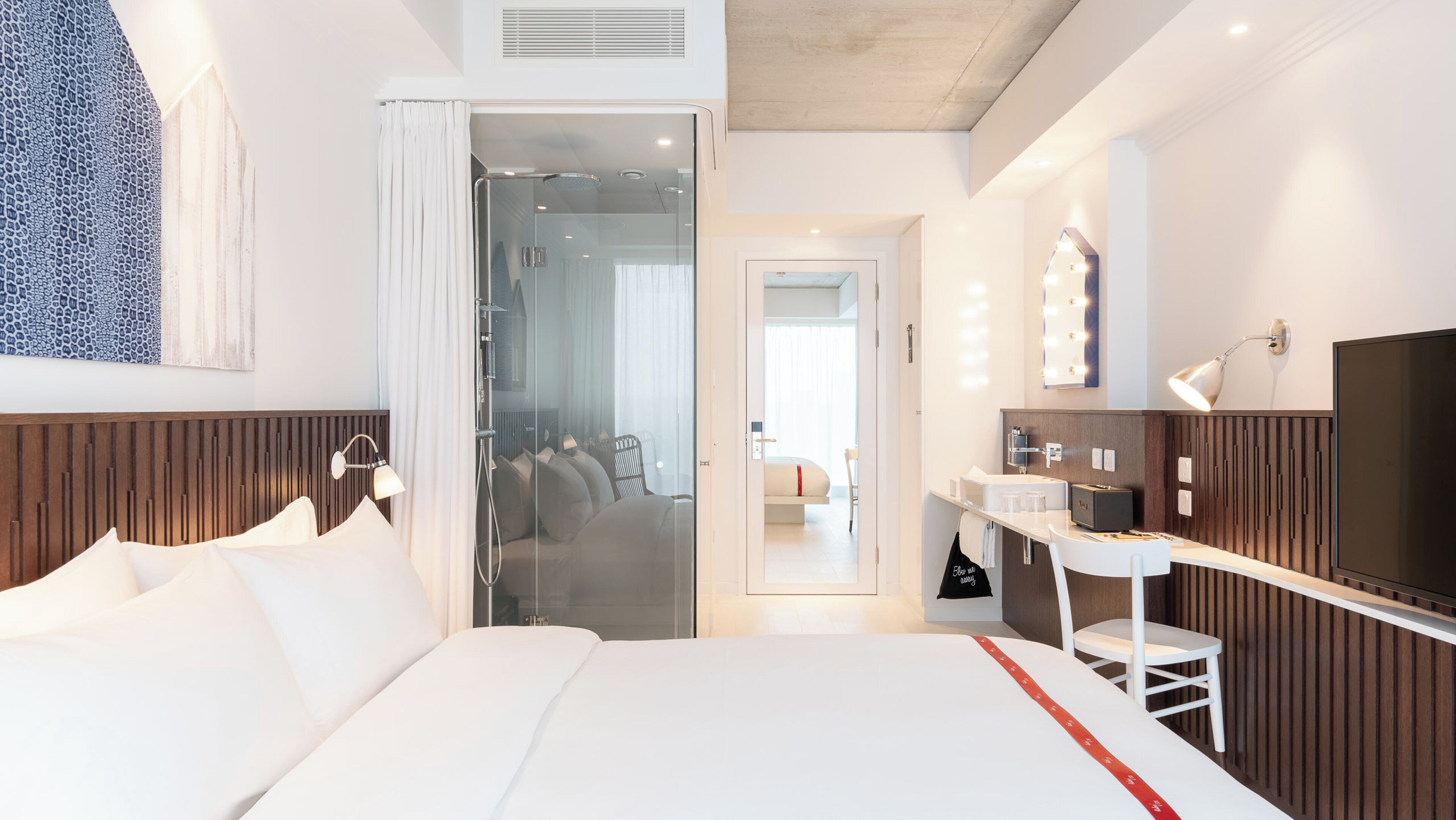 Hypo-allergenic bedding, in-room safe, desk, laptop workspace