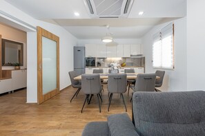 Villa, 3 chambres, accessible aux personnes à mobilité réduite, piscine privée | Restauration dans la chambre