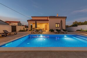حمام سباحة