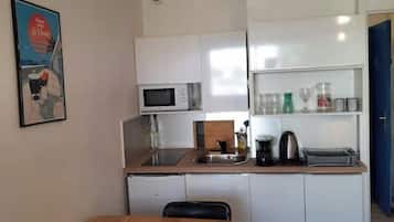 Jääkaappi, mikroaaltouuni, liesi, kahvin-/teenkeitin