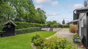 Ein gepflegter Garten mit einem Kiesweg, der zu einem Haus führt.