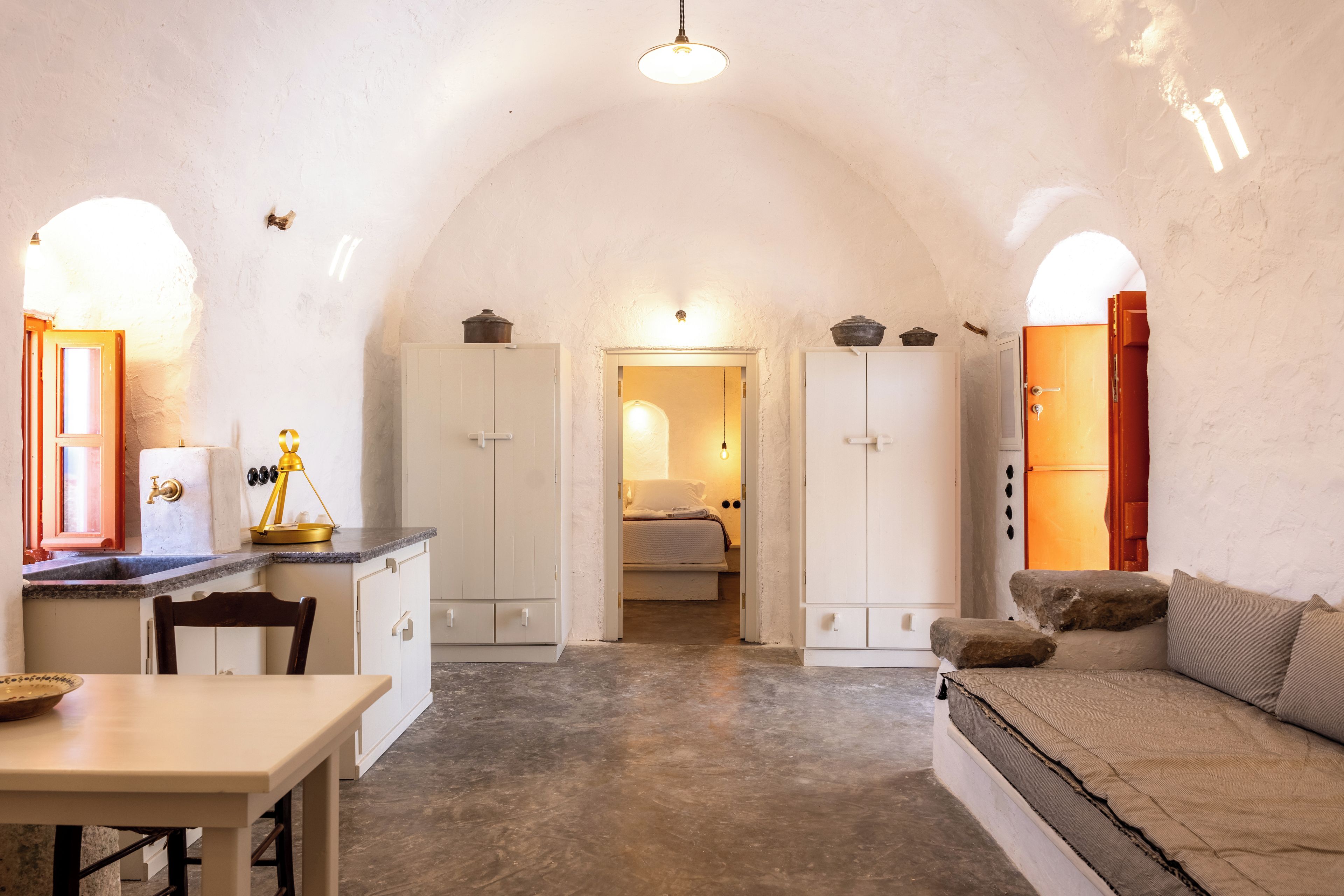 Un interior acogedor y rústico con cocina, comedor y una zona de estar confortable.