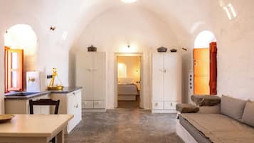 Un interior acogedor y rústico con cocina, comedor y una zona de estar confortable.