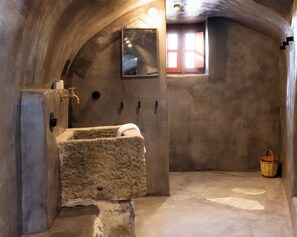 Superior Suite | Bathroom | Shower, rainfall showerhead, free toiletries, hair dryer