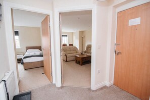 Basic-Apartment | Essbereich im Zimmer