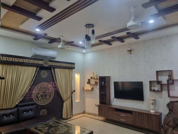 Villa, Multiple Beds | 4 bedrooms, iron/ironing board, free WiFi, bed sheets - Impeccable 4-bed Villa in Gujrat (Gujrat)