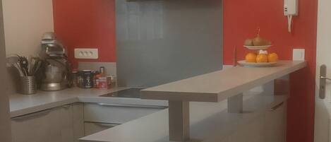 Réfrigérateur, micro-ondes, four, plaque de cuisson