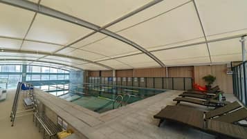 Una piscina techada, guardavidas en la propiedad