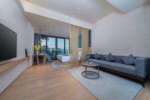 Deluxe Room | Individually decorated, individually furnished, desk, laptop workspace