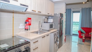 Departamento estándar | Cocina privada | Refrigerador con congelador, tostadora y utensilios de cocina 