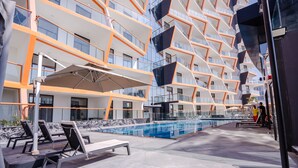 Outdoor pool - Nasma Luxury Stays - Binghatti Avenue (Dubai)