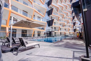 Outdoor pool - Nasma Luxury Stays - Binghatti Avenue (Dubai)