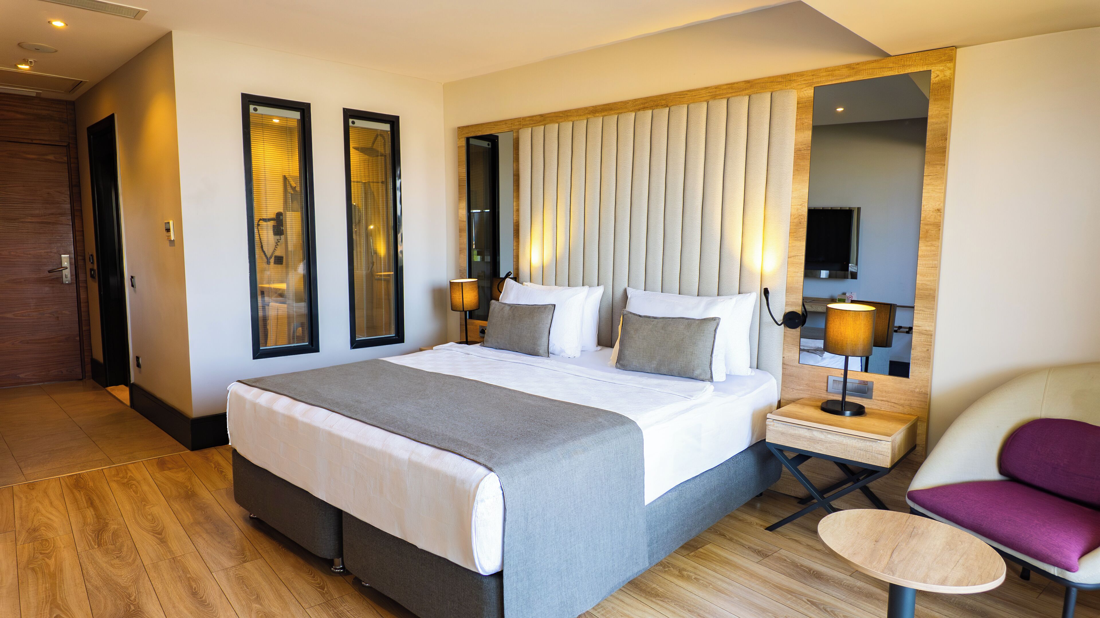 ميني بار ومساحة عمل للكمبيوتر المحمول وتجهيزات عازلة للصوت