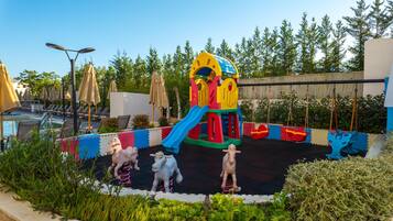 Área de juegos infantiles al aire libre