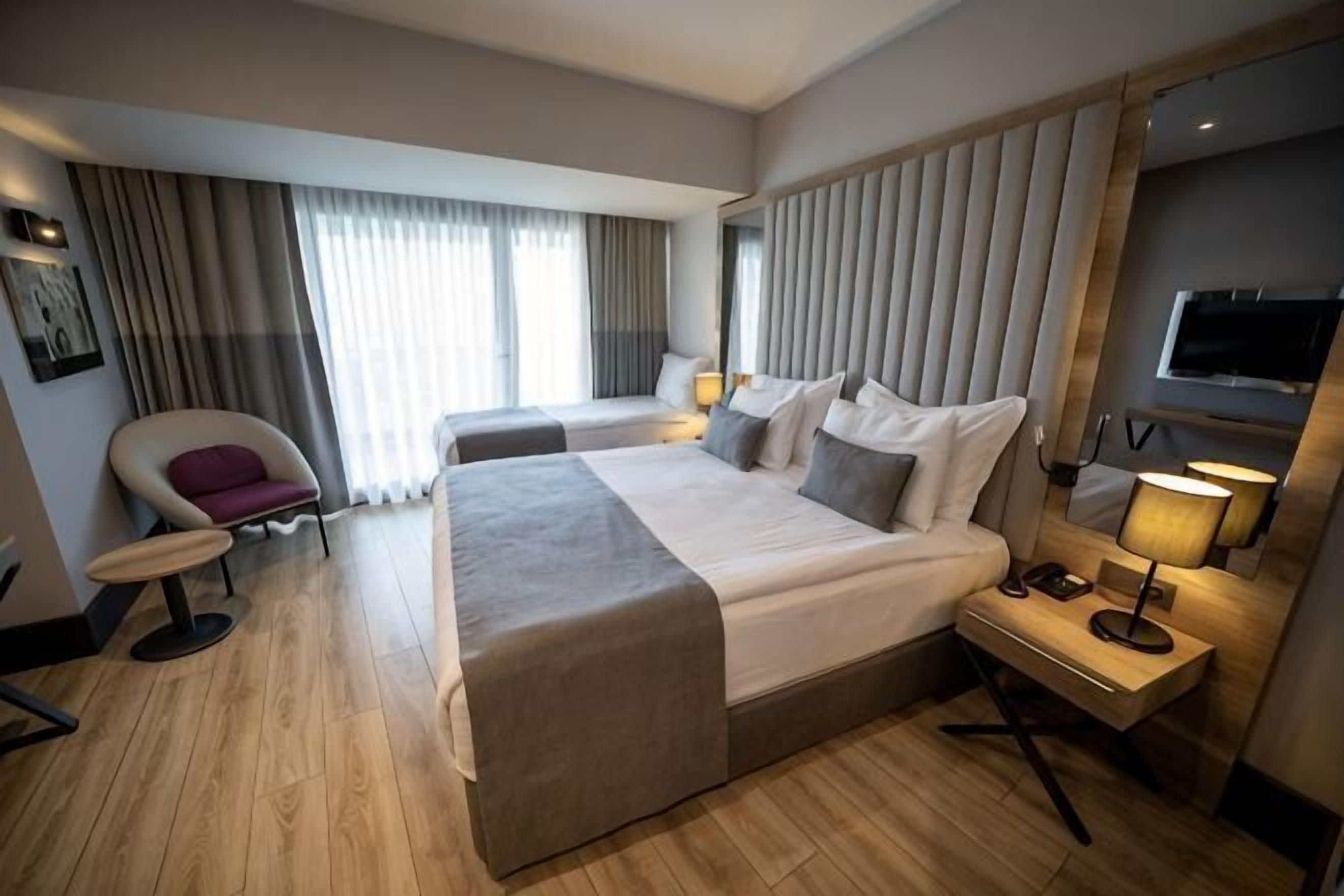 Minibar, ruang kerja ramah laptop, kedap suara, dan Wi-Fi gratis