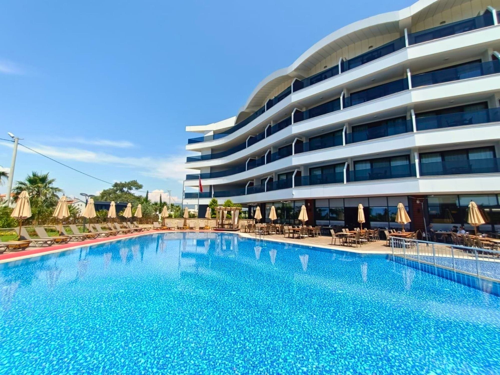 Innenpool, Außenpool (je nach Saison geöffnet), Sonnenschirme