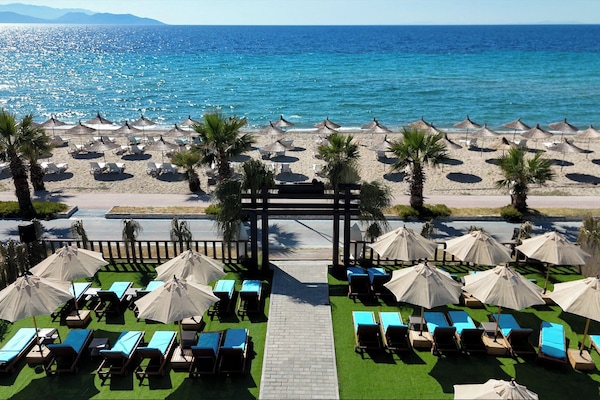 Private beach nearby, free beach shuttle, free beach cabanas