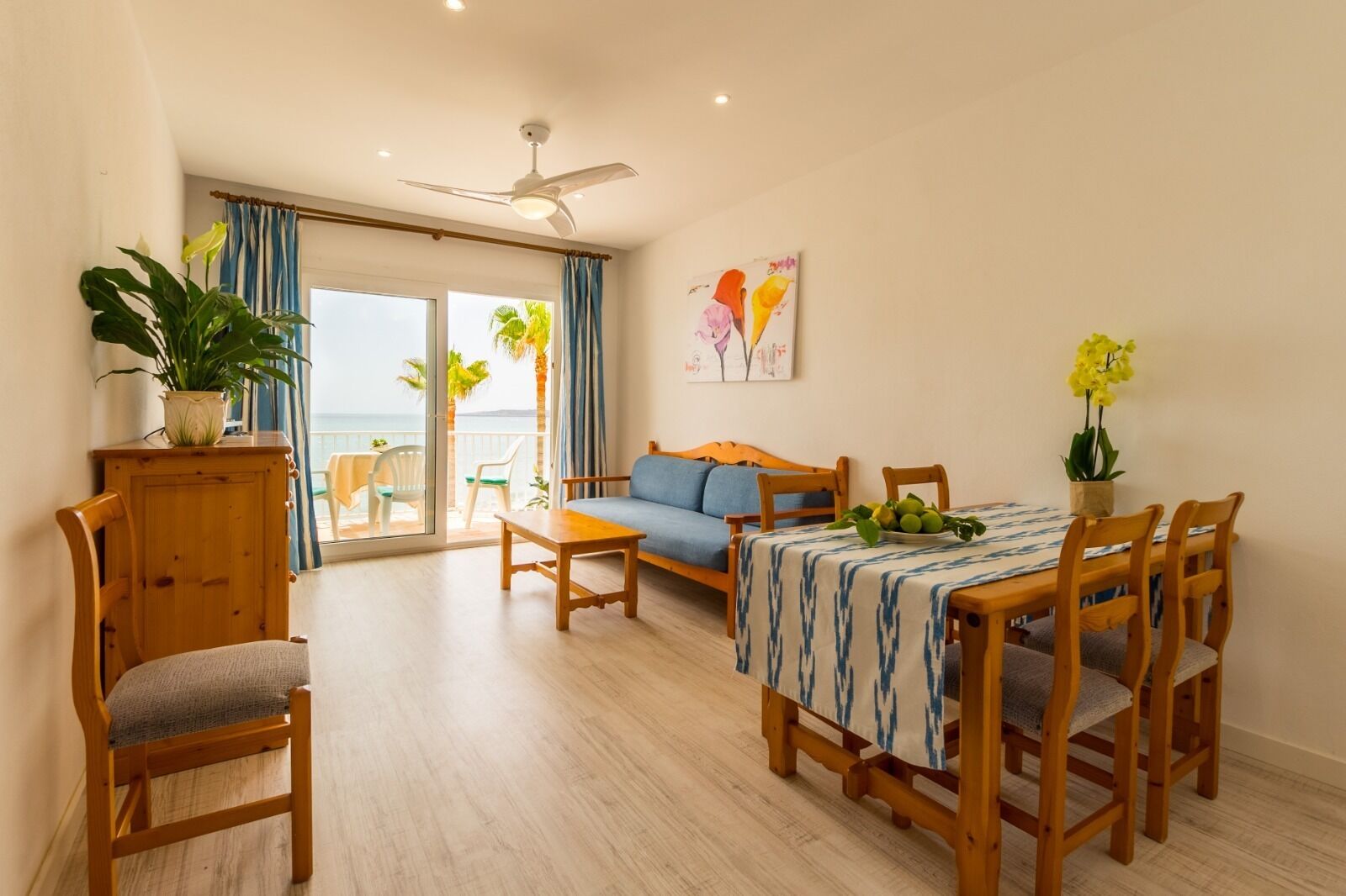 Familienapartment, Balkon, Meerblick | Wohnbereich