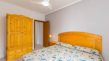 Familienapartment, Balkon, Meerblick | Zimmersafe, laptopgeeigneter Arbeitsplatz, Verdunkelungsvorhänge