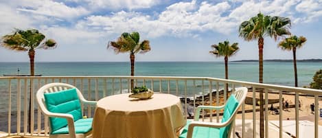 Perhehuoneisto, parveke, merinäköala | Oleskelualue