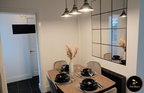 House, Multiple Beds | Private kitchen | Fridge, microwave, oven, stovetop - Pickmere House- An Oasis Near Town Centre (Warrington)