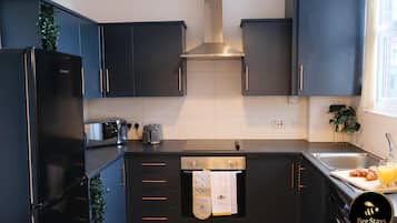 Casa, varias camas | Cocina privada | Refrigerador, microondas, horno y parrilla de estufa