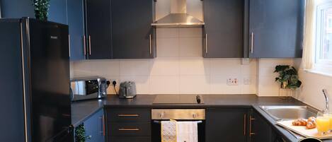 House, Multiple Beds | Private kitchen | Fridge, microwave, oven, stovetop