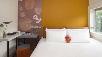 Minibar, caja de seguridad en la habitación y escritorio