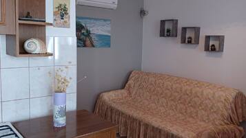 Apartamento (One Bedroom Apartment with Terrace (F) | Sala de estar | Televisión de pantalla plana de 25 pulgadas con canales por cable